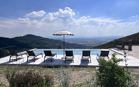 Villa Maddalena alla Guglielmesca: Bergforms, Hügel, Gartenmöbel, Hochland, Möbel, Bergstation, Gebirge, Stuhl, Schwimmbad, Sonnenliege