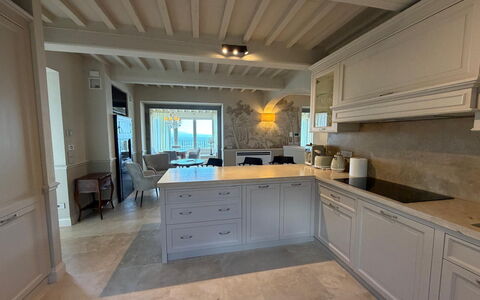Villa Maddalena alla Guglielmesca: Möbel, Flooring, Interior Design, Küche, Countertop, Holz, Cabinetry, Fussboden, Decke, Beleuchtung