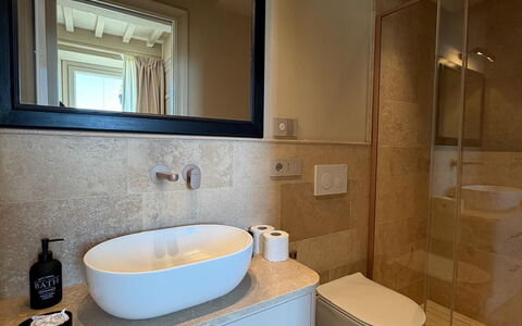 Villa Maddalena alla Guglielmesca: Bad Sink, Badezimmer, Armatur, Interior Design, Flooring, Spiegel, Wand, Sinken, Fussboden, Badezimmerschrank