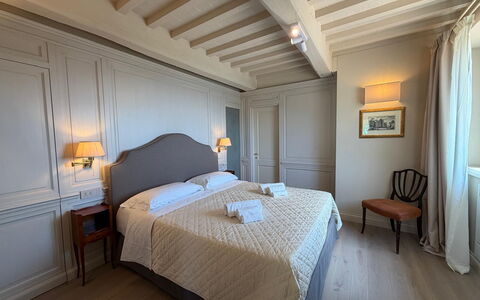 Villa Maddalena alla Guglielmesca: Schlafzimmer, Möbel, Bettdecke, Bedding, Bett, Bettrahmen, Linens, Matratze, Lampe, Hotel