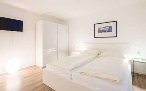 Val Signina 2-9: Interior Design, Bett, Schlafzimmer, Fussboden, Flooring, Zimmer, Möbel, Decke, Zuhause, Bedding