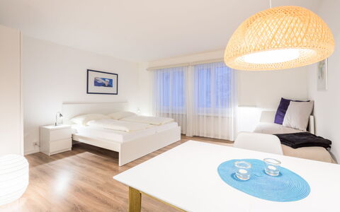 Val Signina 2-9: Möbel, Interior Design, Bett, Fussboden, Flooring, Holz, Decke, Schlafzimmer, Zimmer, Textil