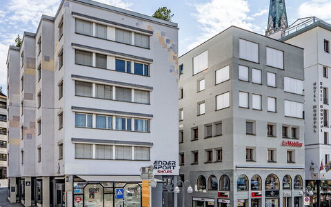 Chesa Enania: Wohnung, Die Architektur, Wohngebiet, Eigentumswohnung, Verbundwerkstoff, Urban Design, Balkon, Mischnutzung, Schatten