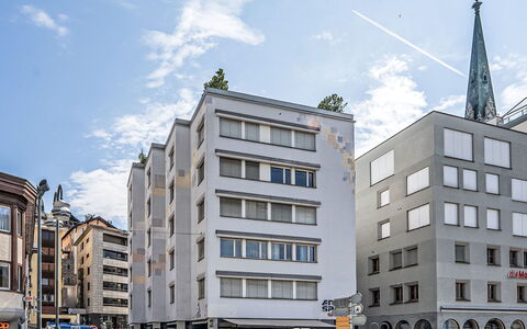 Chesa Enania: Wohnung, Die Architektur, Wohngebiet, Eigentumswohnung, Verbundwerkstoff, Urban Design, Balkon, Mischnutzung, Schatten