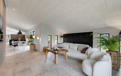 Nitis - 300M to the Fjord: Flooring, Decke, Interior Design, Fussboden, Light Fixture, Stuhl, Natürliches Material, Holzboden, Hartholz, Wohnzimmer