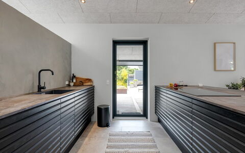 Nitis - 300M to the Fjord: Holz, Flooring, Fussboden, Küche, Countertop, Decke, Fliese, Holzboden, Hartholz, Natürliches Material