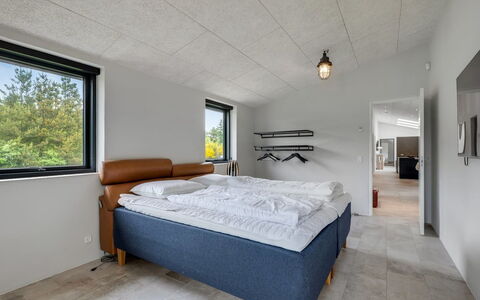 Nitis - 300M to the Fjord: Decke, Flooring, Fussboden, Schlafzimmer, Zimmer, Bedding, Bett, Bettrahmen, Bettdecke, Light Fixture