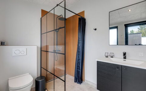 Nitis - 300M to the Fjord: Flooring, Armatur, Fussboden, Interior Design, Installation, Badezimmer, Fliese, Badezimmerschrank, Glas