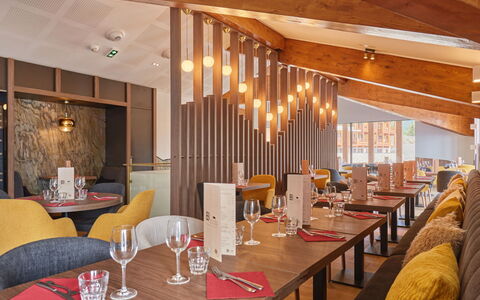 La Rosière 621: Interior Design, Decke, Möbel, Restaurant, Stuhl, Holzbeize, Light Fixture, Küche & Esszimmer Tisch, Hotel, Lack