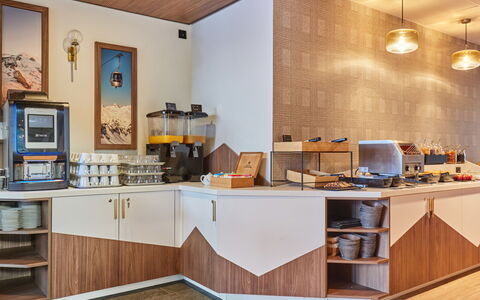 La Rosière 621: Interior Design, Countertop, Holzbeize, Essen, Servierware, Lack, Cabinetry, Linens, Frühstück, Hotel