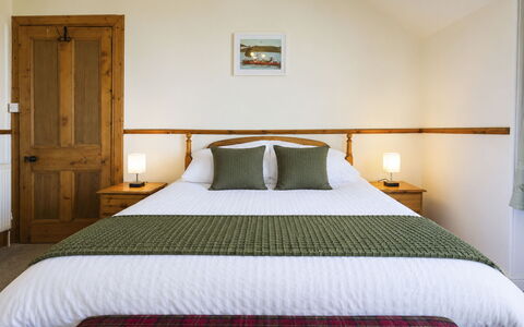 Lossiemouth Manor: Möbel, Bett, Interior Design, Schlafzimmer, Flooring, Holz, Fussboden, Bedding, Bettdecke, Decke