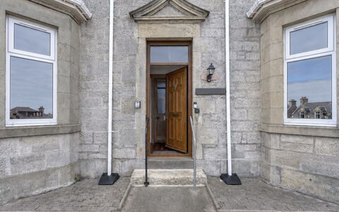 Lossiemouth Manor: Tür, Verbundwerkstoff, Home Door, Daylighting, Formen, Treppe, Türschnalle
