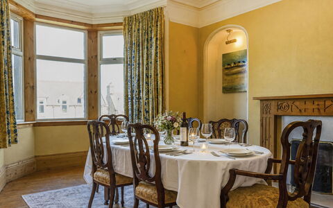 Lossiemouth Manor: Möbel, Interior Design, Holz, Flooring, Fussboden, Decke, Beleuchtung, Zimmer, Tabelle, Stuhl