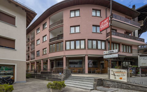 Bormio 37: Wohnung, Die Architektur, Wohngebiet, Eigentumswohnung, Verbundwerkstoff, Urban Design, Balkon, Mischnutzung, Schatten