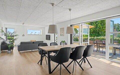 Iolani - 2.2Km from the Sea: Flooring, Decke, Holz, Interior Design, Fussboden, Möbel, Light Fixture, Stuhl, Küche & Esszimmer Tisch, Holzboden