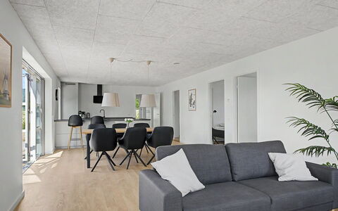 Iolani - 2.2Km from the Sea: Decke, Flooring, Fussboden, Interior Design, Light Fixture, Holzboden, Hartholz, Gips, Stuhl
