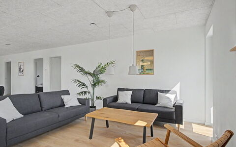 Iolani - 2.2Km from the Sea: Flooring, Wand, Holz, Interior Design, Möbel, Fussboden, Decke, Beleuchtung, Light Fixture, Holzboden