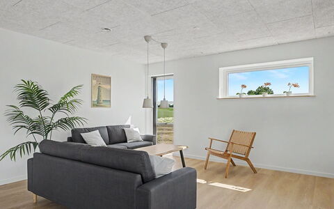 Iolani - 2.2Km from the Sea: Wand, Decke, Flooring, Fussboden, Interior Design, Zimmer, Gips, Holzboden, Light Fixture