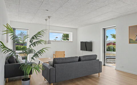 Iolani - 2.2Km from the Sea: Decke, Flooring, Fussboden, Gips, Holzboden, Haushaltsgerät, Light Fixture
