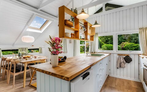 Hege - 1Km to the Fjord: Küche, Countertop, Interior Design, Küchengerät, Möbel, Holz, Decke, Major Appliance, Flooring, Cabinetry