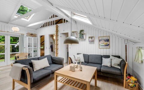 Hege - 1Km to the Fjord: Holz, Interior Design, Möbel, Decke, Flooring, Holzboden, Fussboden, Zuhause, Couch, Wohnzimmer