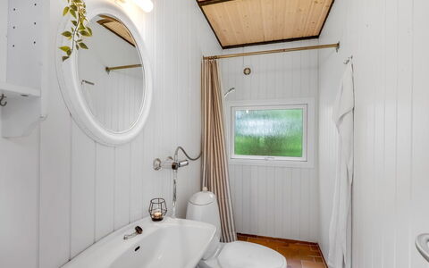 Hege - 1Km to the Fjord: Holz, Armatur, Interior Design, Decke, Flooring, Fussboden, Installation, Light Fixture, Badezimmer, Zapfhahn