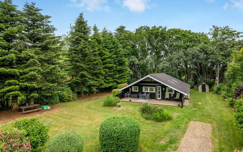 Hege - 1Km to the Fjord: Haus, Zuhause, Strauch, Dach, Hütte, Garten, Estate, Rasen, Bauernhaus, Landscaping