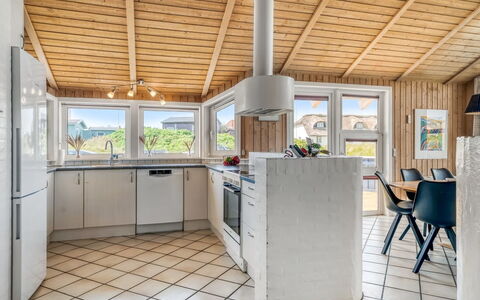 Nis - 75M from the Sea: Küche, Holz, Flooring, Decke, Fussboden, Countertop, Interior Design, Küchengerät, Cabinetry, Zimmer