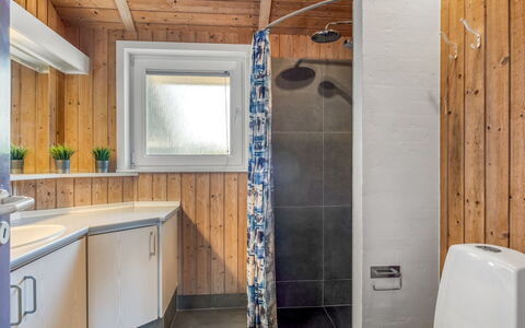 Nis - 75M from the Sea: Flooring, Holz, Armatur, Interior Design, Fussboden, Decke, Sinken, Badezimmer, Zimmer, Zapfhahn