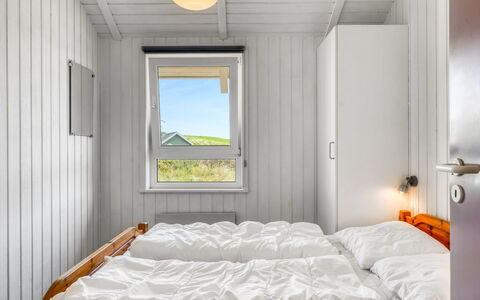 Nis - 75M from the Sea: Holz, Schlafzimmer, Bettdecke, Bedding, Bett, Bettrahmen, Planke, Hartholz, Holzbeize, Daylighting