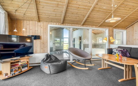 Nis - 75M from the Sea: Flooring, Holz, Interior Design, Decke, Fussboden, Zimmer, Holzboden, Wohnzimmer, Hartholz, Light Fixture