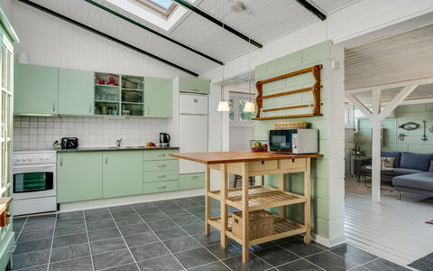 Milo - 200M to the Fjord: Flooring, Decke, Interior Design, Küche, Fussboden, Möbel, Major Appliance, Cabinetry, Zimmer, Light Fixture