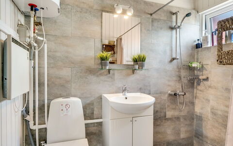 Milo - 200M to the Fjord: Flooring, Armatur, Interior Design, Fussboden, Sinken, Badezimmer, Installation, Toilette, Zapfhahn, Fliese