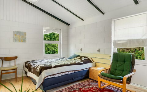 Milo - 200M to the Fjord: Möbel, Interior Design, Flooring, Wand, Fussboden, Decke, Schlafzimmer, Holz, Bett, Zimmer