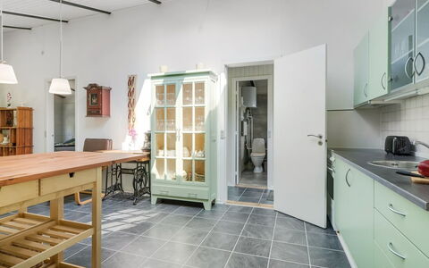 Milo - 200M to the Fjord: Möbel, Flooring, Interior Design, Fussboden, Holz, Küche, Cabinetry, Decke, Küchengerät, Schrank