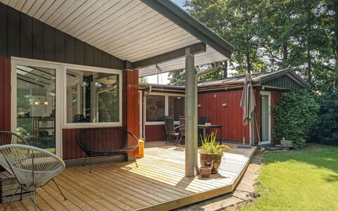Milo - 200M to the Fjord: Holz, Veranda, Haus, Zuhause, Dach, Abstellgleis, Tür, Hütte, Schatten, Deck