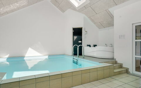 Sonsee - 300M to the Fjord: Flooring, Fussboden, Interior Design, Decke, Armatur, Schwimmbad, Zimmer, Dachboden, Resort, Installation