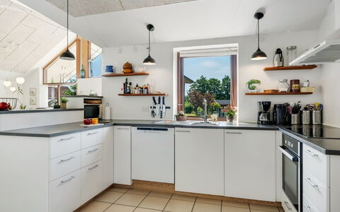 Sonsee - 300M to the Fjord: Küche, Küchengerät, Countertop, Interior Design, Flooring, Cabinetry, Major Appliance, Holz, Decke, Möbel