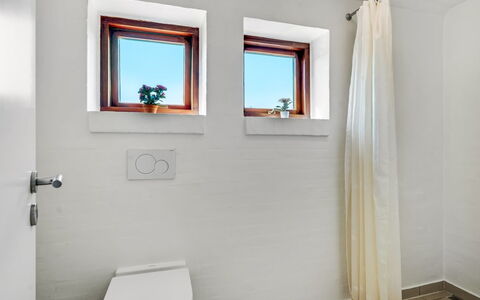 Sonsee - 300M to the Fjord: Wand, Flooring, Badezimmer, Fussboden, Armatur, Interior Design, Decke, Toilette, Installation, Zimmer