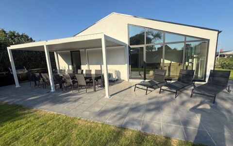Gundula - 1.3Km from the Sea: Schatten, Tür, Verbundwerkstoff, Beton, Outdoor Struktur, Estate, Gartenmöbel, Terrasse, Garten, Veranda