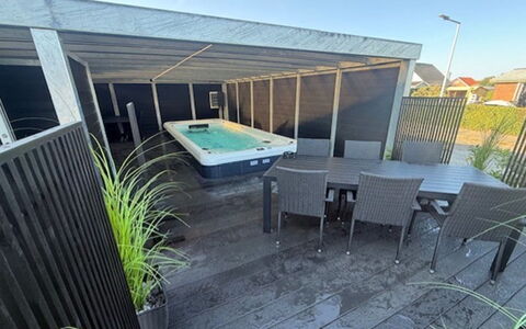 Gundula - 1.3Km from the Sea: Flooring, Fussboden, Verbundwerkstoff, Deck, Hartholz, Schatten, Beton, Gartenmöbel, Terrasse, Schwimmbad