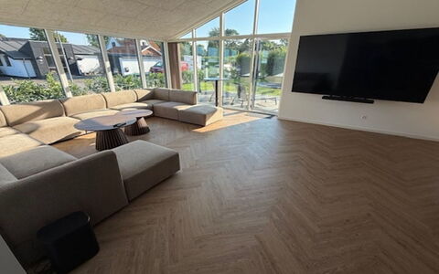 Gundula - 1.3Km from the Sea: Flooring, Fussboden, Holz, Interior Design, Möbel, Wohnzimmer, Holzboden, Couch, Decke, Zuhause
