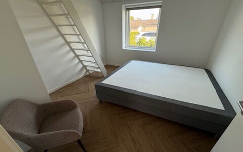 Gundula - 1.3Km from the Sea: Schlafzimmer, Holz, Flooring, Fussboden, Bettrahmen, Bedding, Bett, Bettdecke, Linens