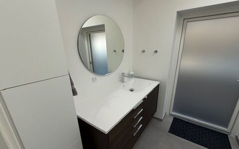 Gundula - 1.3Km from the Sea: Bad Sink, Badezimmerschrank, Sinken, Flooring, Interior Design, Armatur, Fussboden, Zapfhahn, Spiegel, Badezimmer