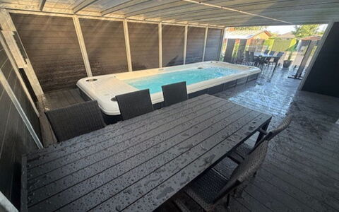 Gundula - 1.3Km from the Sea: Fussboden, Schwimmbad, Flooring, Verbundwerkstoff, Gartenmöbel, Deck, Beton, Schatten, Hof, Design
