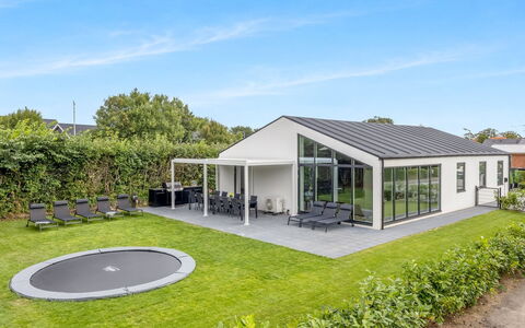 Gundula - 1.3Km from the Sea: Zuhause, Estate, Schatten, Rasen, Garten, Design, Outdoor Struktur, Villa, Bauernhaus, Veranda