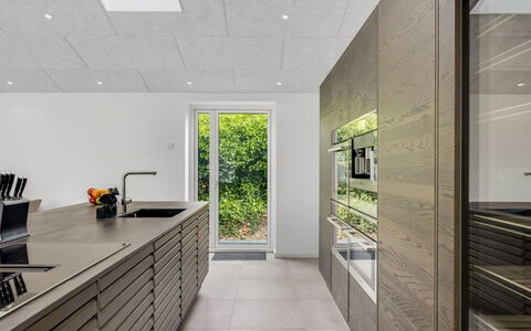 Gundula - 1.3Km from the Sea: Holz, Flooring, Küche, Decke, Interior Design, Fussboden, Countertop, Fliese, Cabinetry