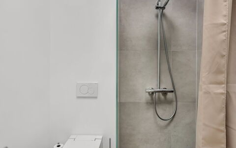 Gundula - 1.3Km from the Sea: Armatur, Badezimmer, Flooring, Fussboden, Installation, Toilette, Duschkopf, Dusche, Duschpaneel, Zapfhahn