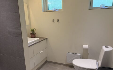Laris - from the Sea: Toilleten Sitz, Flooring, Badezimmer, Armatur, Toilette, Fussboden, Bad Sink, Interior Design, Sinken, Badezimmerschrank