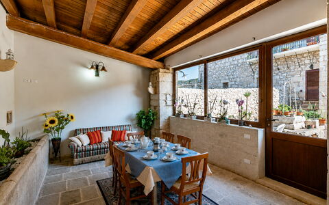 Antica Cascina 191: Wand, Möbel, Flooring, Interior Design, Fussboden, Blumentopf, Decke, Zimmerpflanze, Stuhl, Backstein
